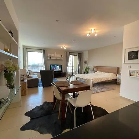 Sunset Oasis: Beachfront Studio Dubai Exterior photo
